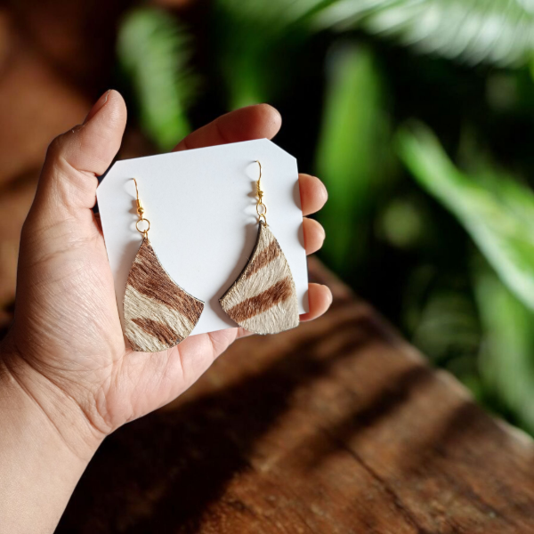 Producto - Aritos de cuero con pelo tipo cebra