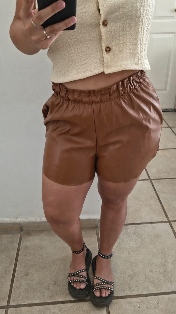 Producto - Short camel ecocuero