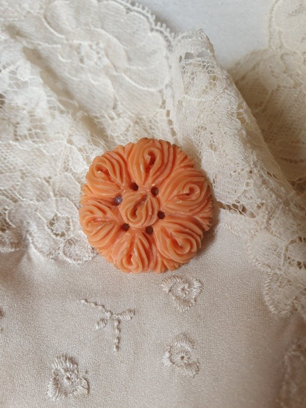 Producto - Broche 30s Celuloide Japonés Pimpollos de Rosas Blush