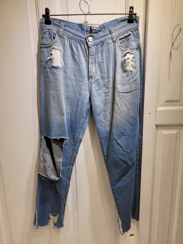 Producto - Jean SISA con roturas Talle 30 - PRECIO: 16X
