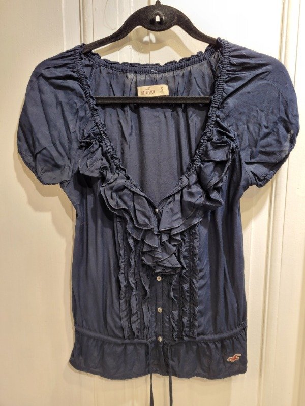 Producto - Camisa HOLLISTER azul marino con volados Talle S - PRECIO: 40X