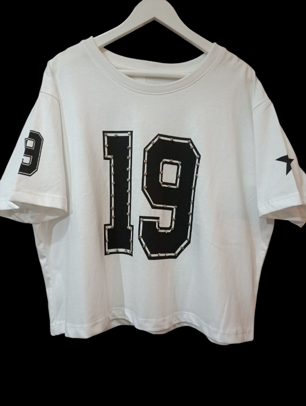 Producto - Remera 19 con tachas y detalles en las mangas