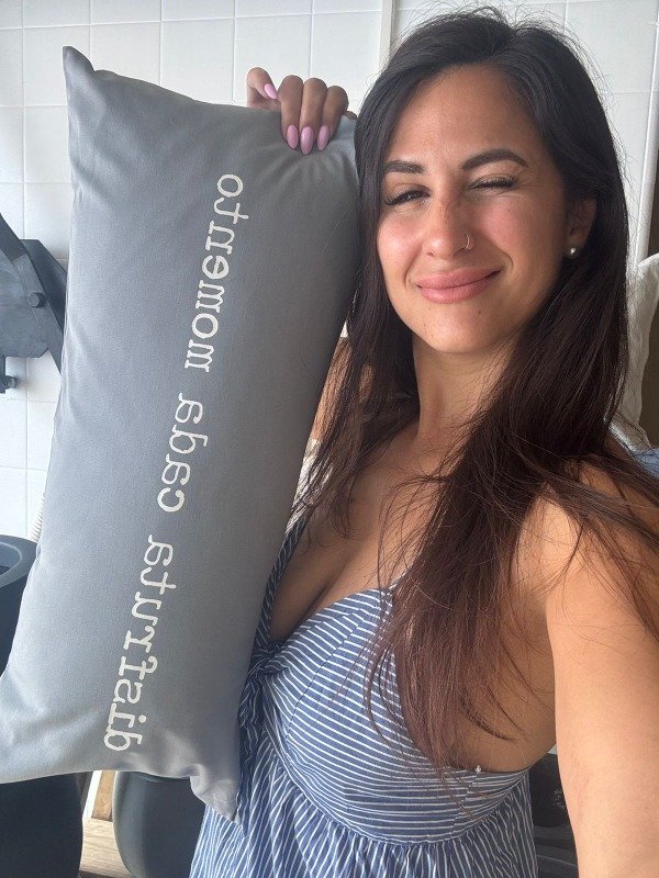 Producto - FUNDA DE ALMOHADON LIENZO GRIS 30X60 "DISFRUTA CADA MOMENTO"