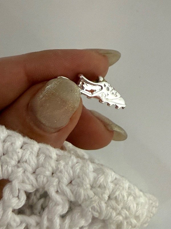 Producto - DB531 Dije botín de futbol 1,5 cm acero blanco