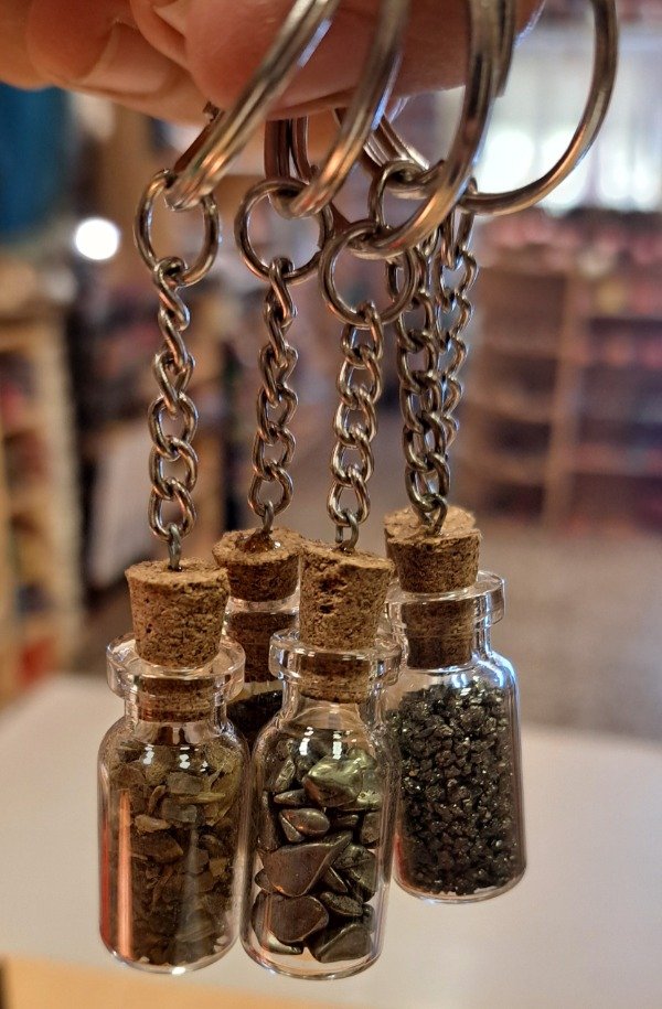 Producto - Llavero Mini Botellita de vidrio con picadillo de piedras energéticas