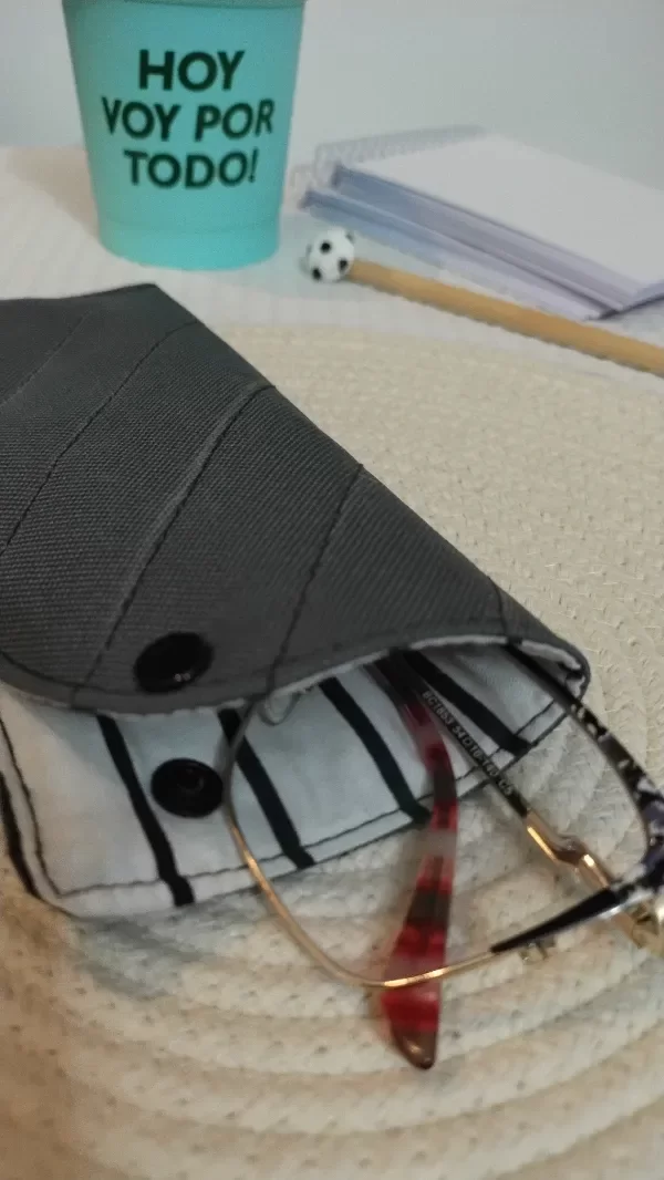 Producto - ESTUCHE PORTA ANTEOJOS GRIS CON NEGRO - 2