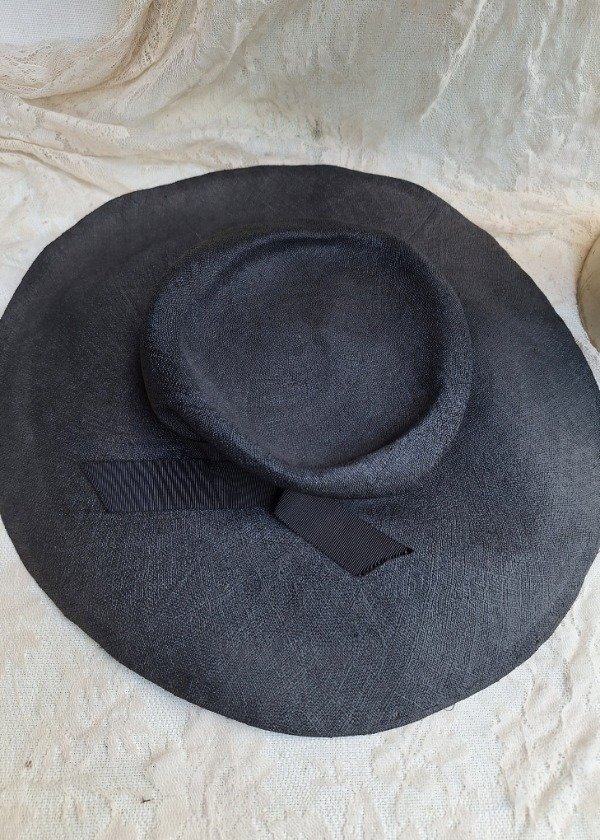 Producto - Capelina Rafia y moño negro