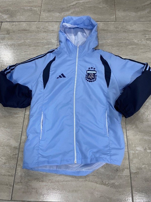 Producto - Campera rompeviento celeste argentina 2026