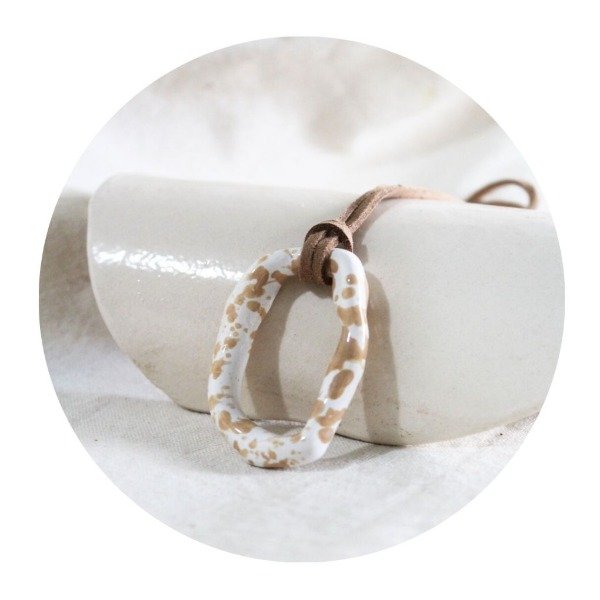 Producto - COLGANTE XL CON CUERDA GAMUZADA LARGA "FORTALEZA" (JASPE-BLANCO- BLANCO Y NEGRO)