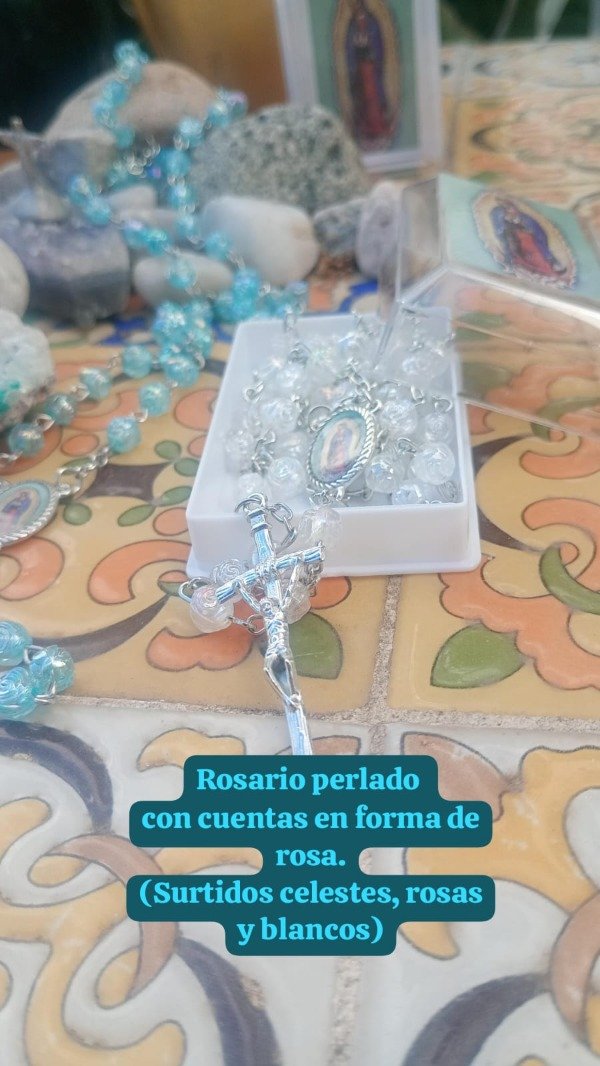 Producto - Rosario perlado con cuentas rosas, celestes y blancas.