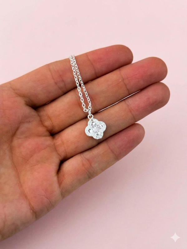 Producto - Collar de acero blanco flor.