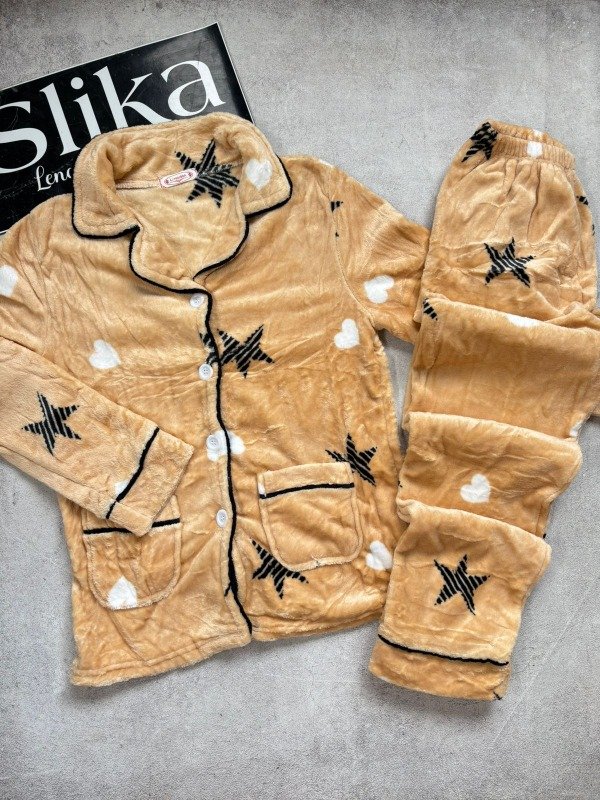 Pijama polar soft camisa con botones estrellas y corazones
