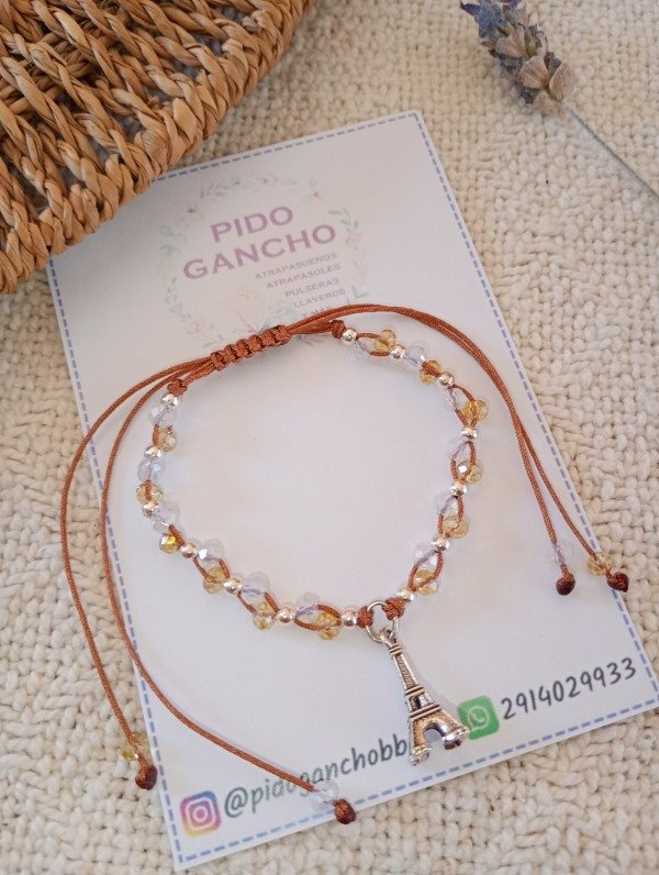 Producto - Pulsera de hilo chino, cristal de roca y dije