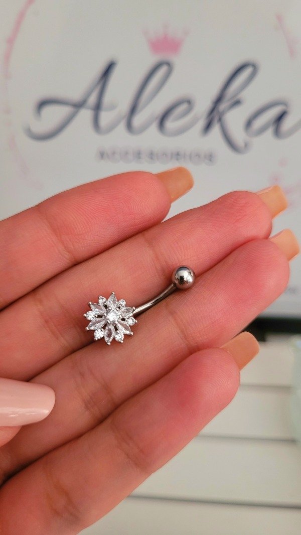 Producto - Piercing de ombligo modelo flor con cubic de acero quirúrgico