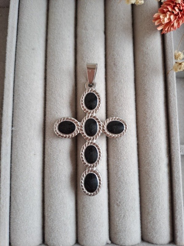 Producto - Cruz Oval esmaltado negro grande