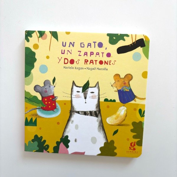 Producto - Un gato, un zapato y dos ratones