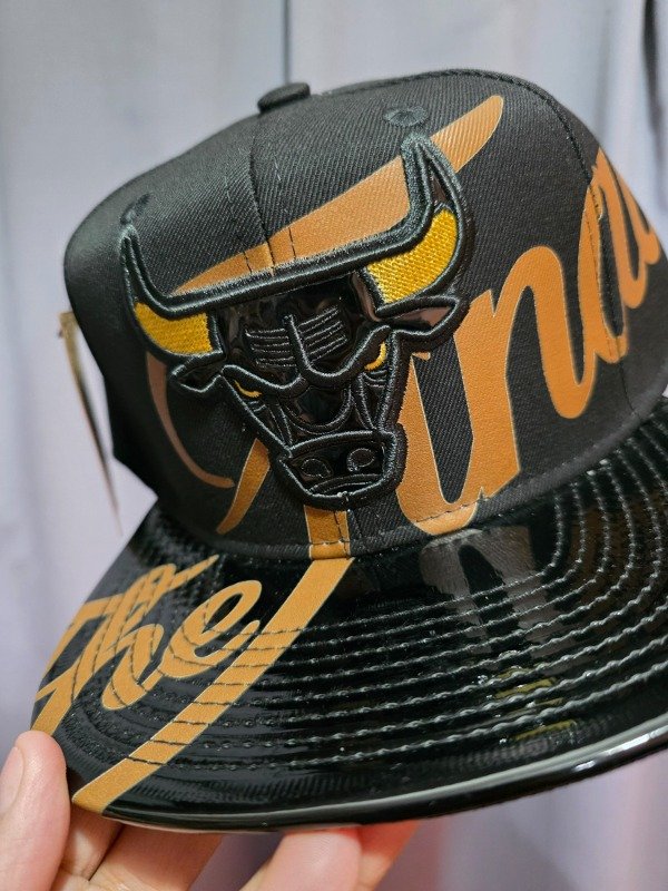 Chicago bulls the finals collection black and gold mitchell and ness snapback — imagen 2