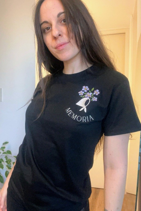 Producto - Remera Unisex Bordada MEMORIA