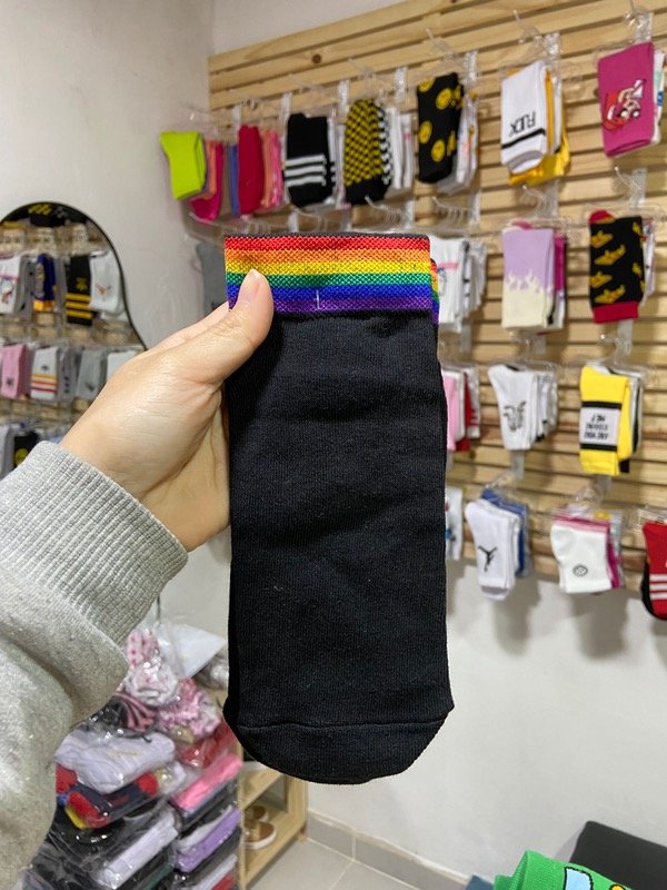 Producto - SOQUETES BORDE ARCOÍRIS (BASE NEGRA)