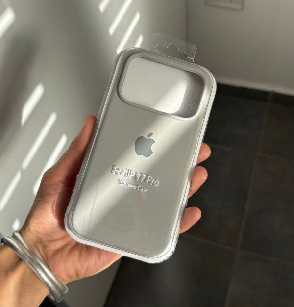 Producto - Silicone Case Gris (IPhone 17 pro)