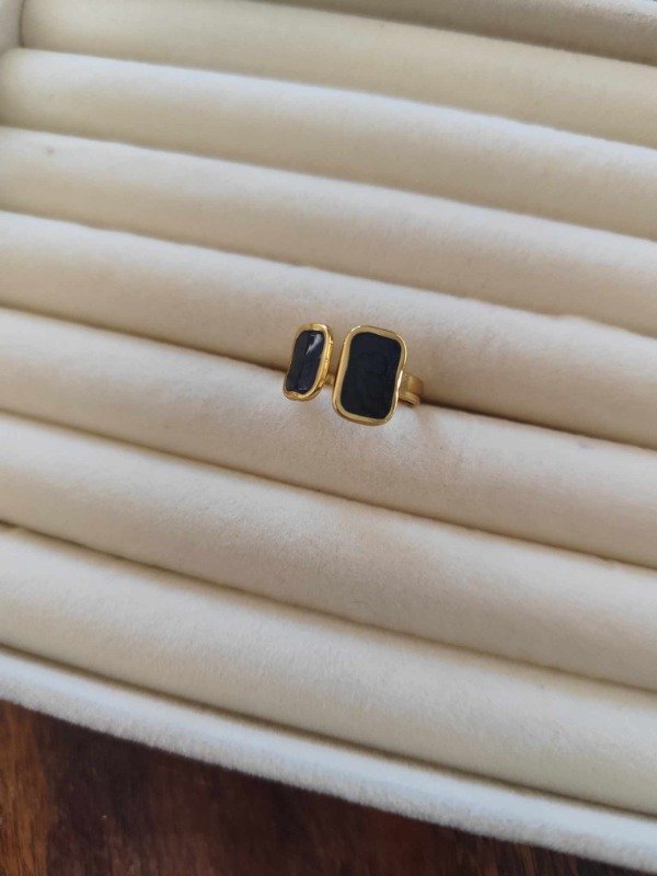 Producto - Anillo doble negro. Acero dorado.