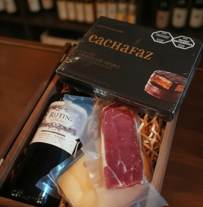Producto - Vino Rutini Box Regalo Alfajor Cachafaz + Picada Crudo Queso