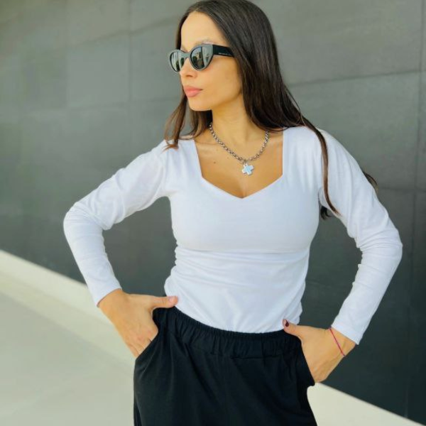 Producto - Remera escote corazón.