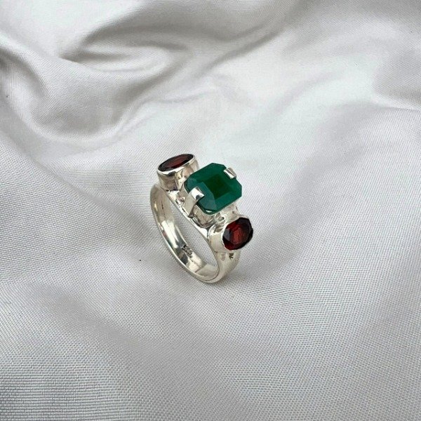 Producto - ANILLO DE DISEÑO ESMERALDA Y GRANATES