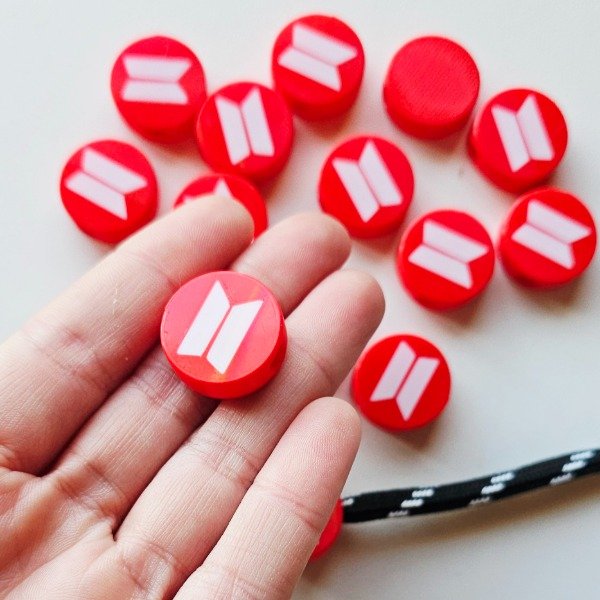 Producto - Charm 3D x 5u. Logo BTS circular rojo - 1