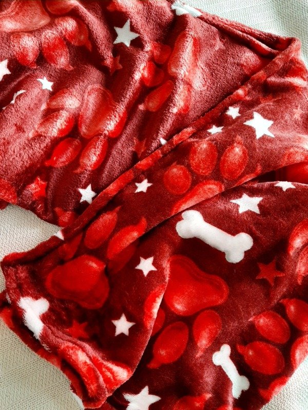 Producto - Manta huellitas Rojas + regalo