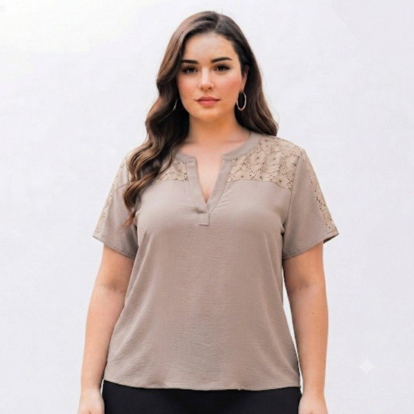 Producto - Blusa Crepe con Guipiur y cuello Mao. Talle 46/50 - 0