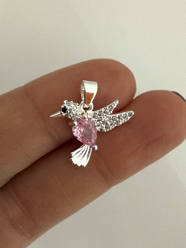Producto - DB637 Dije colibrí cubik rosa y micropave acero blanco 1 cm