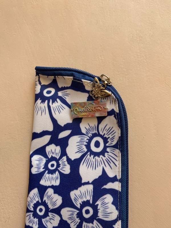 Producto - Estuche higiene bucal flores blancas fdo azul