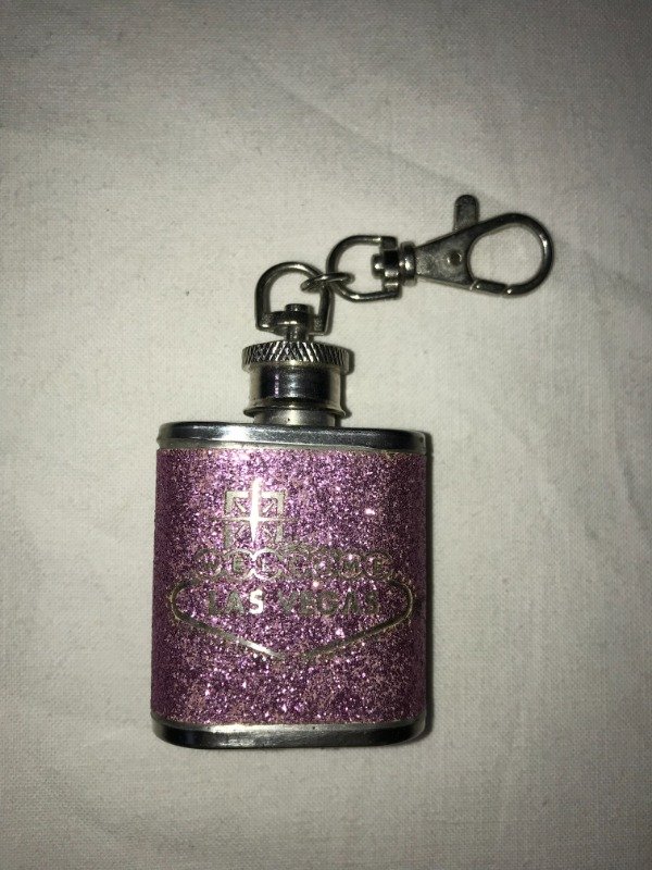 Producto - 90s Las Vegas flask keychain.