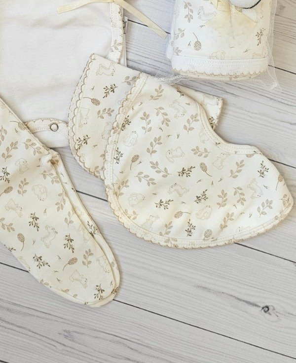 Producto - Set babero-babita Camelia beige