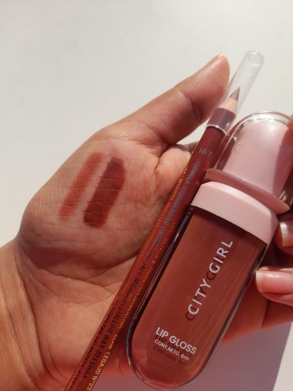 Producto - Lip combo Natural - Delineador Katalia "Froostburg" + Gloss City girl