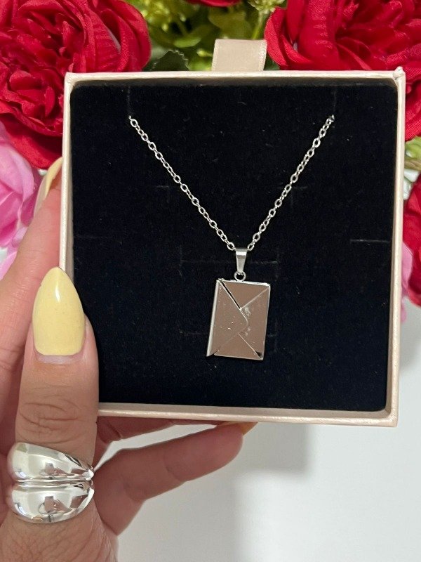 Producto - COLLAR PLATEADO CO  SOBRE CON CHAPA DE "TE QUIERO"+ CAJA JEWERLY