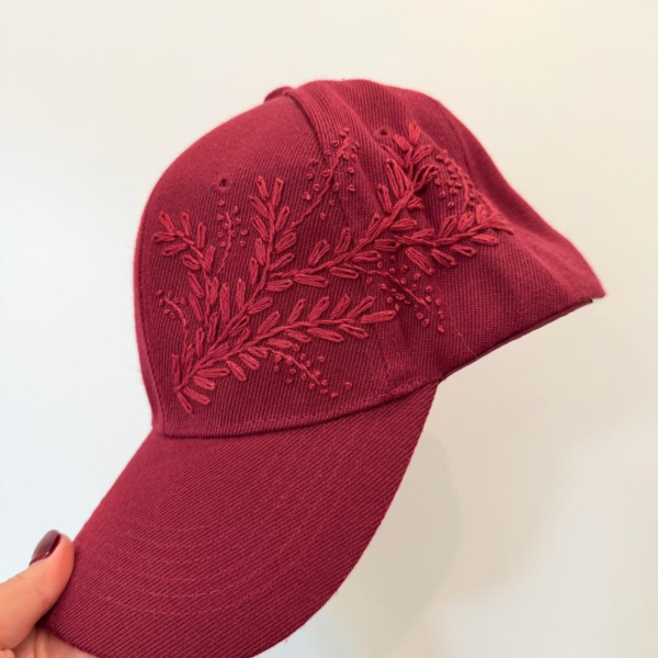 Producto - Gorra bordada a mano bordó.