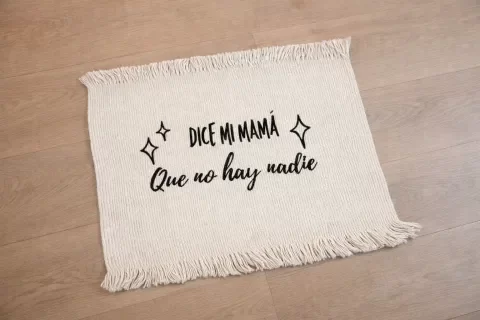 Producto - Alfombra estampada- Dice mi mamá que no hay nadie"
