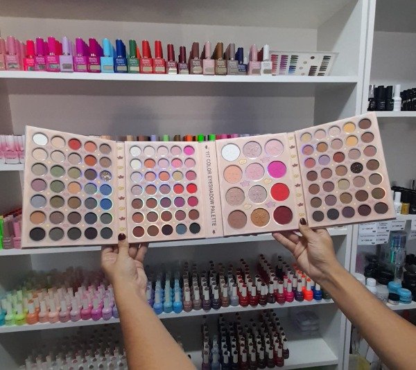 Producto - Super librito de sombras LABUBU