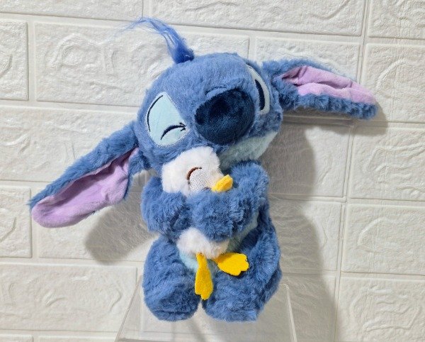 Producto - Peluche Stitch de piel con patito 25 cm