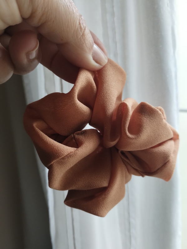 Producto - Scrunchie Tostada