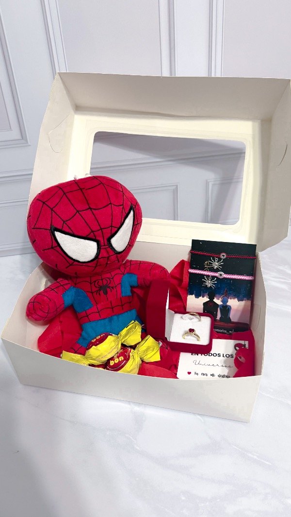 Producto - Box hombre araña con peluche y accesorios