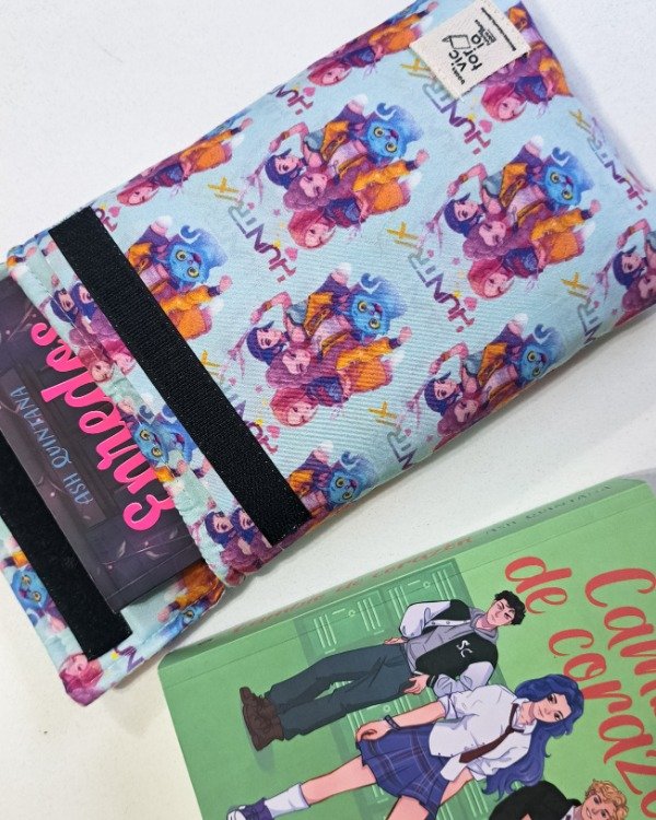 Producto - Fundas para libros mediana Guerreras Kpop IMPERMEABLE