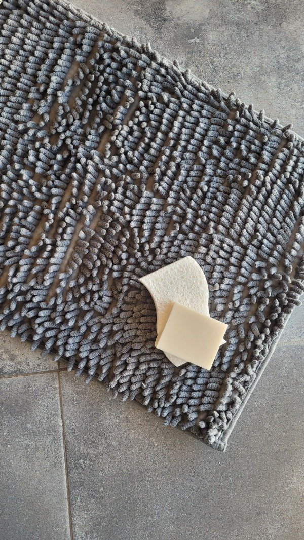 Producto - Alfombra de baño flecos gris