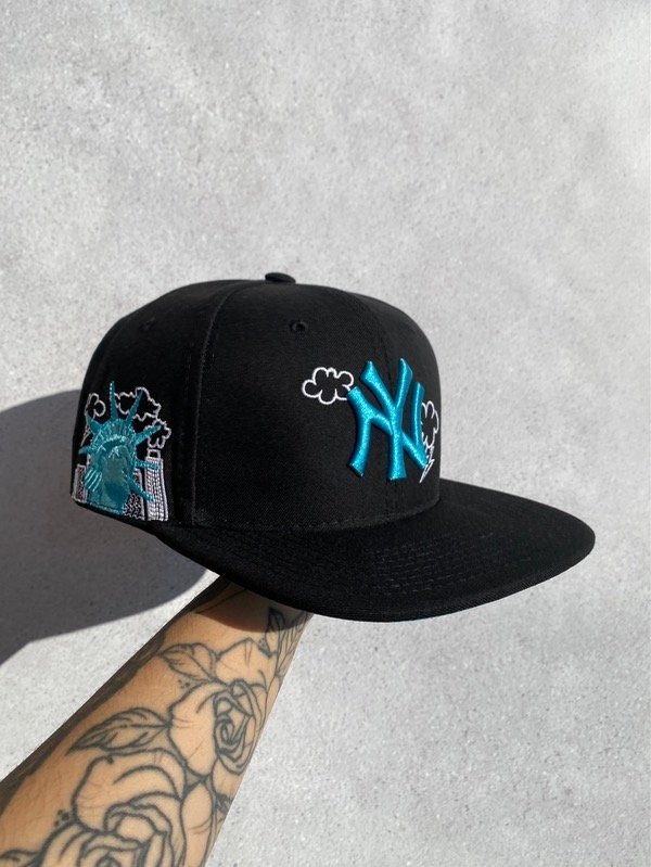 Producto - Gorra cerrada negro celeste