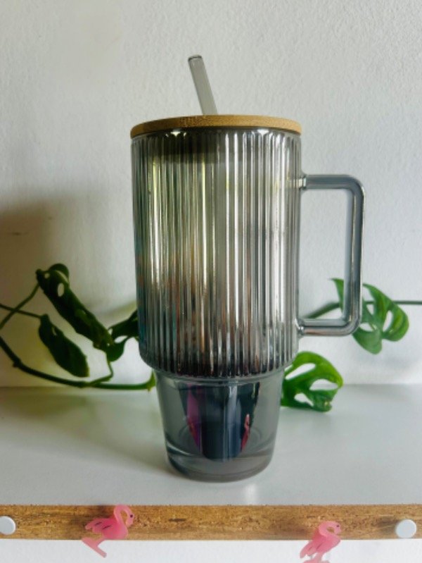 Producto - Vaso de vidrio tramado con tapa y bombilla humo