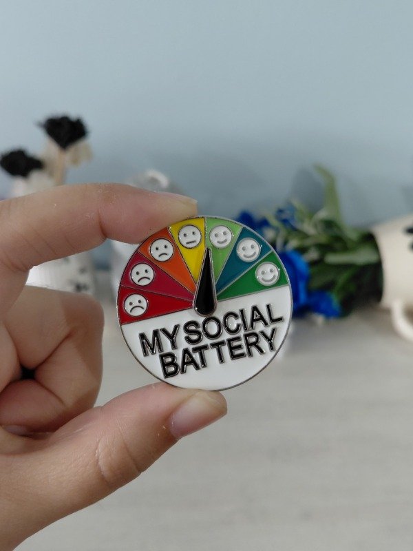 Producto - Pin metalizado - My social battery #1362