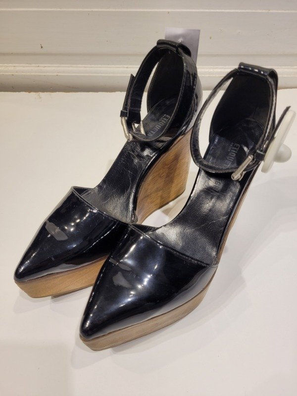Producto - Sandalias ETIQUETA NEGRA negras de charol Talle 37 - PRECIO: 30X
