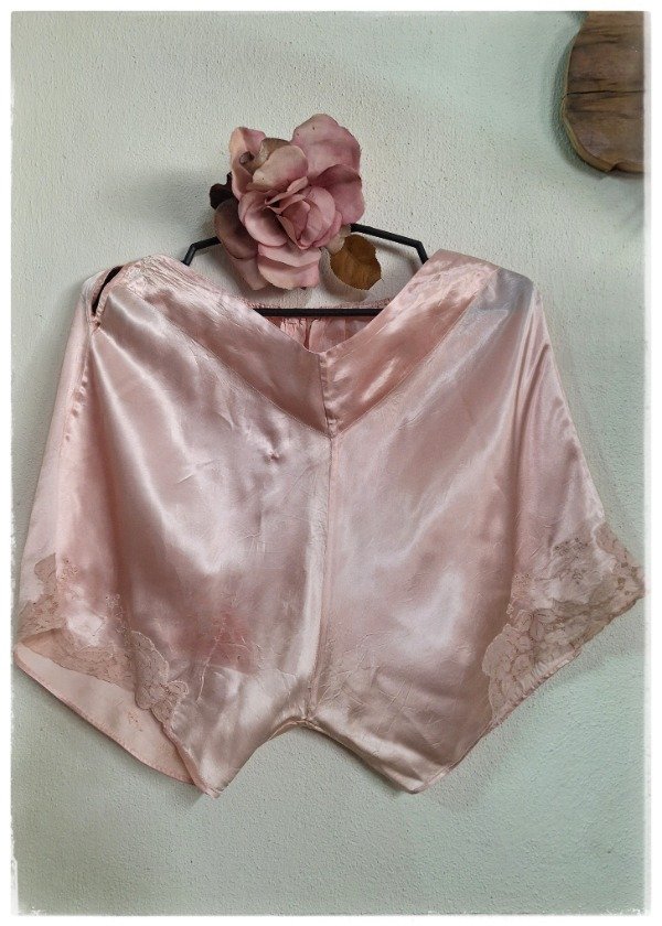 Producto - Calzón de Satén Rosa bordado